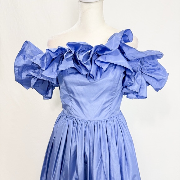 Elegant Off-Shoulder Blue Gown - Picture 3 of 9